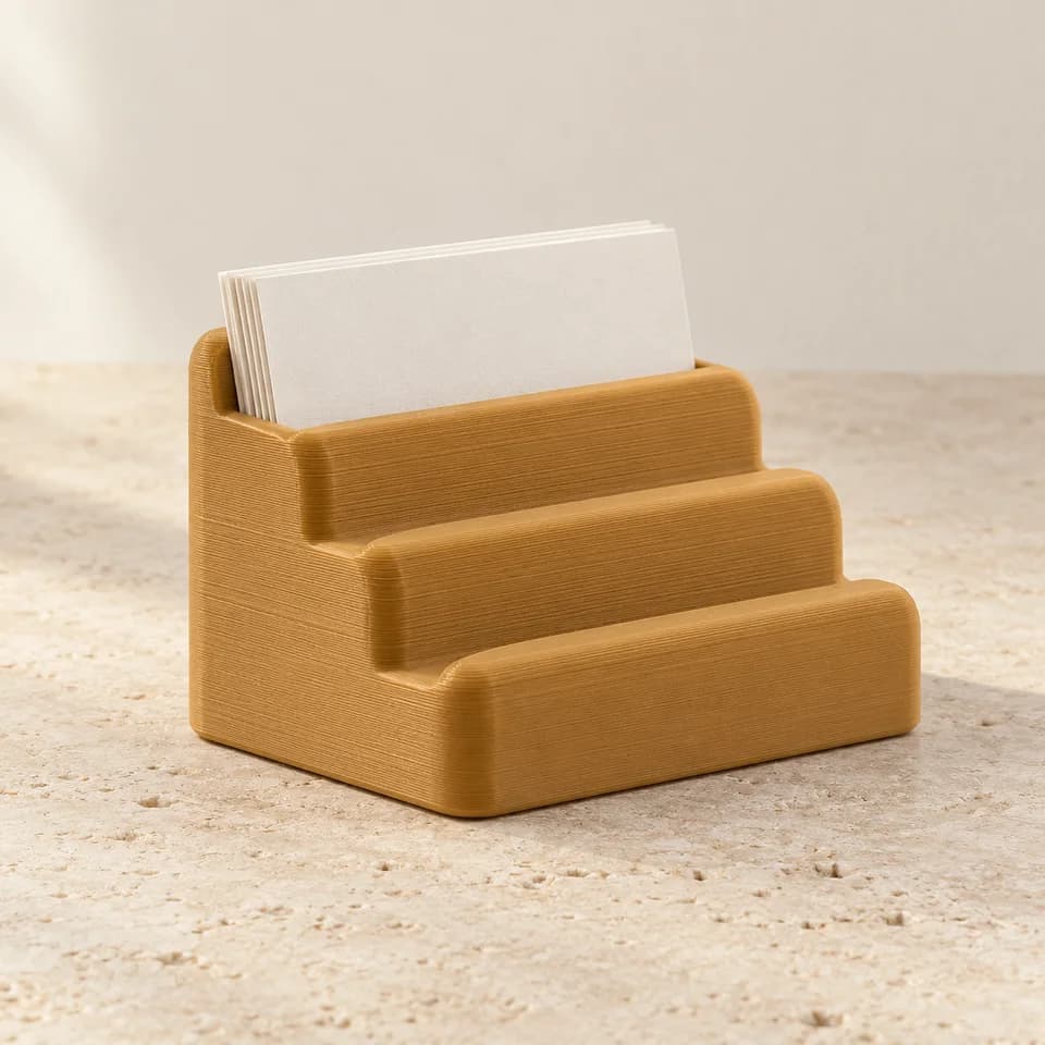 Ảnh minh họa AI: Kệ danh thiếp Step — Vàng ochre